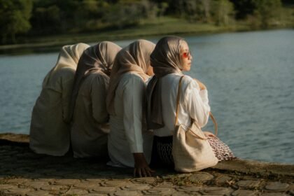 Hijabhoojup vs. Traditional Hijab: Trendy Meets Classic