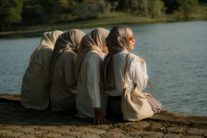Hijabhoojup vs. Traditional Hijab: Trendy Meets Classic