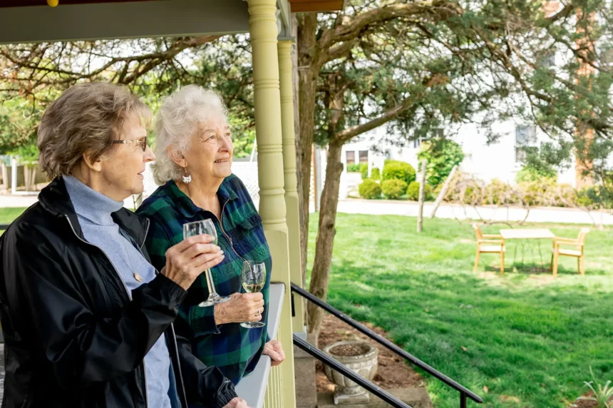 Why a Cozy Senior Living Community Is Ideal For Aging Gracefully