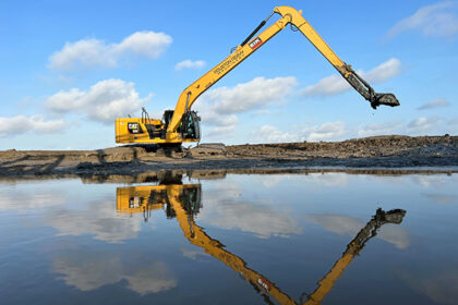 Machines That Float and Dig: How Amphibious Excavators Are Reshaping Wetland Work