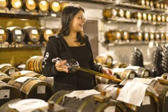 Discovering balsamic vinegar: what a visit to an acetaia includes